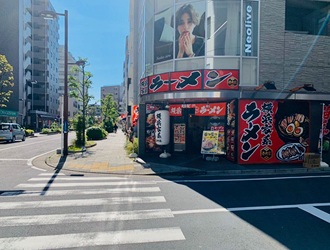 右手に「横浜家系ラーメン一角屋」が見えてみます。１つ目の信号までに更に直進します。